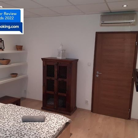 Utulny Apartman V Bratislava 6 Luaran gambar